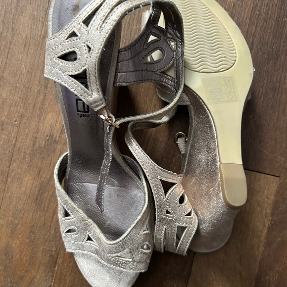 CLOSET CLOSING! LAST CHANCE NWOT Moda gold leather wedge sandals - Picture 4 of 4